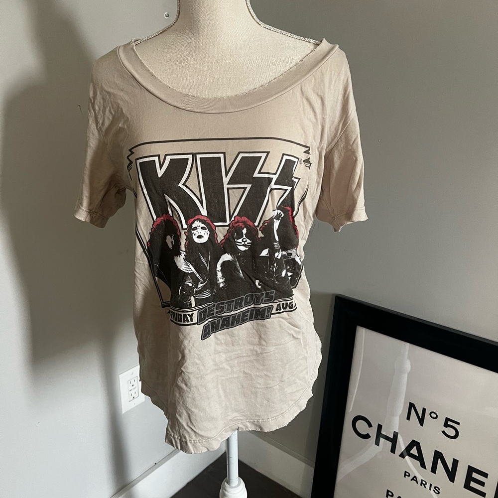 Vici kiss t-shirt.